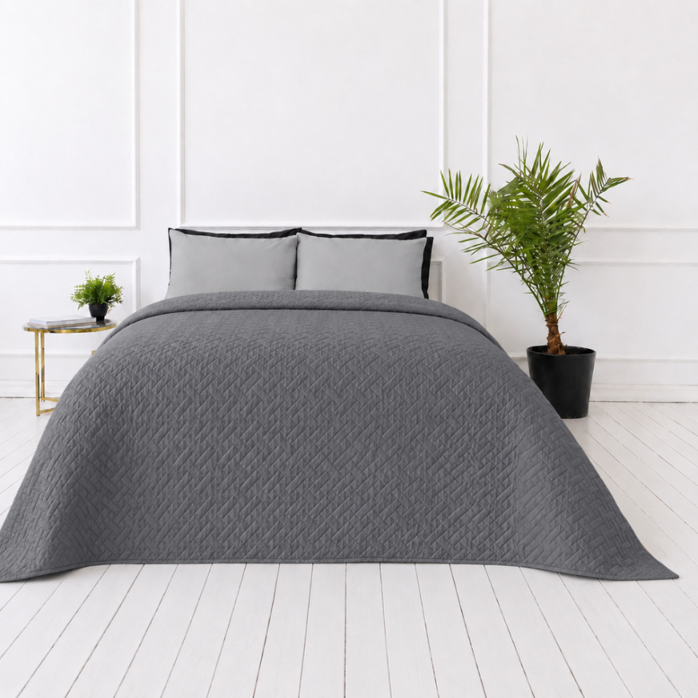 Päiväpeite „Bedspread Graphite”. Viltit, 210x240 cm. Tummanharmaa päiväpeite hillityllä geometrisella kohotekstuurilla Päiväpeite „Bedspread Graphite”. Viltit, 210x240 cm. Tummanharmaa päiväpeite hillityllä geometrisella kohotekstuurilla