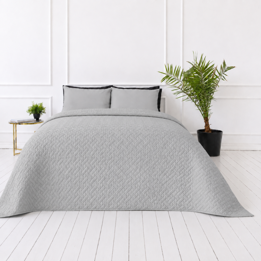 Päiväpeite „Bedspread Harbor”. Viltit, 210x240 cm. Vaaleanharmaa päiväpeite hillityllä geometrisella kohotekstuurilla