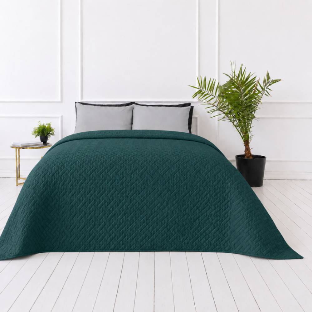 Päiväpeite „Bedspread Juniper”. Viltit, 210x240 cm. Syvänvihreä päiväpeite hillityllä geometrisella kohotekstuurilla Päiväpeite „Bedspread Juniper”. Viltit, 210x240 cm. Syvänvihreä päiväpeite hillityllä geometrisella kohotekstuurilla