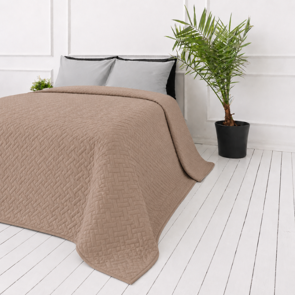 Päiväpeite „Bedspread Latte”. Viltit, 210x240 cm. Lämpimän hiekanvärinen päiväpeite toistuvalla punotulla geometrisella kuviolla Päiväpeite „Bedspread Latte”. Viltit, 210x240 cm. Lämpimän hiekanvärinen päiväpeite toistuvalla punotulla geometrisella kuviolla