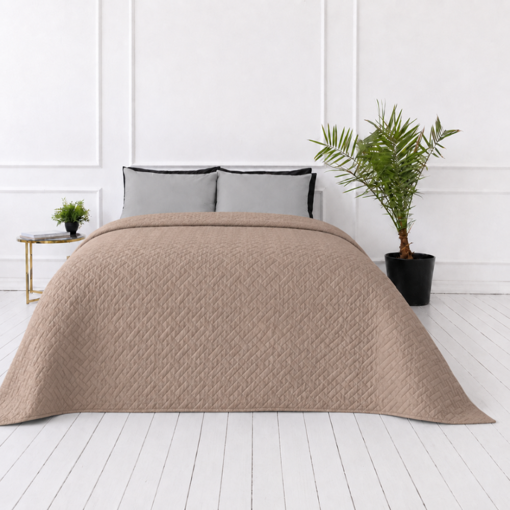 Päiväpeite „Bedspread Latte”. Viltit, 210x240 cm. Vaaleanruskea päiväpeite hillityllä geometrisella kohotekstuurilla Päiväpeite „Bedspread Latte”. Viltit, 210x240 cm. Vaaleanruskea päiväpeite hillityllä geometrisella kohotekstuurilla