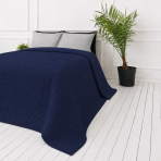 Päiväpeite „Bedspread Navy”. Viltit, 210x240 cm. Syvänsininen päiväpeite toistuvalla punottua rakennetta muistuttavalla kuviolla Päiväpeite „Bedspread Navy”. Viltit, 210x240 cm. Syvänsininen päiväpeite toistuvalla punottua rakennetta muistuttavalla kuviolla