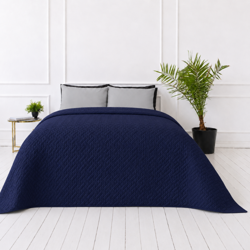 Päiväpeite „Bedspread Navy”. Viltit, 210x240 cm. Tummansininen päiväpeite hillityllä geometrisella kohopinnalla Päiväpeite „Bedspread Navy”. Viltit, 210x240 cm. Tummansininen päiväpeite hillityllä geometrisella kohopinnalla