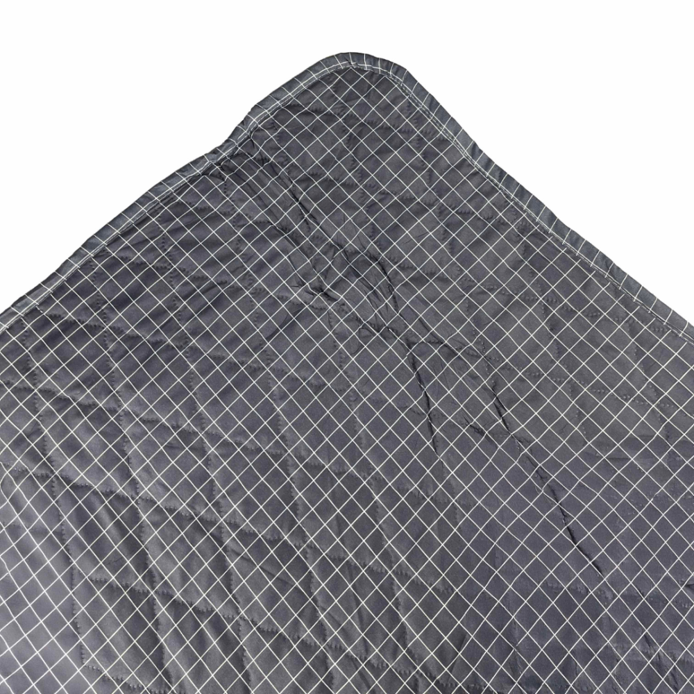 Lovatiesė „Timeless Lines“. Viltti, 195x225 cm. Tyylikäs tummanharmaa päiväpeite, jossa pieni valkoinen viivakuvio, avattuna esittelemään sen pehmeää tikattua pintaa.