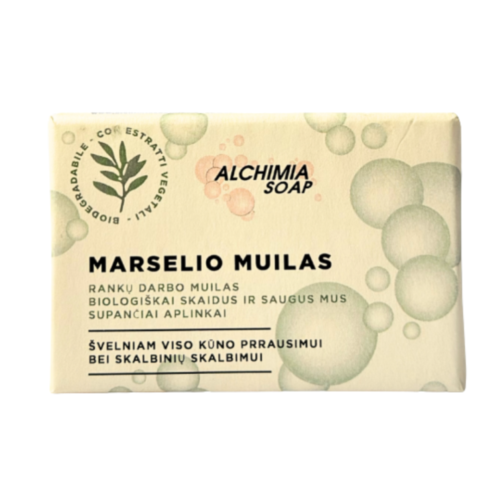 Marseille saippua „Marseille soap Alchimia“. Saippua. Käsintehty marseille-saippua kylpyammeen reunalla valkoisten pyyhkeiden vieressä Marseille saippua „Marseille soap Alchimia“. Saippua. Käsintehty marseille-saippua kylpyammeen reunalla valkoisten pyyhkeiden vieressä