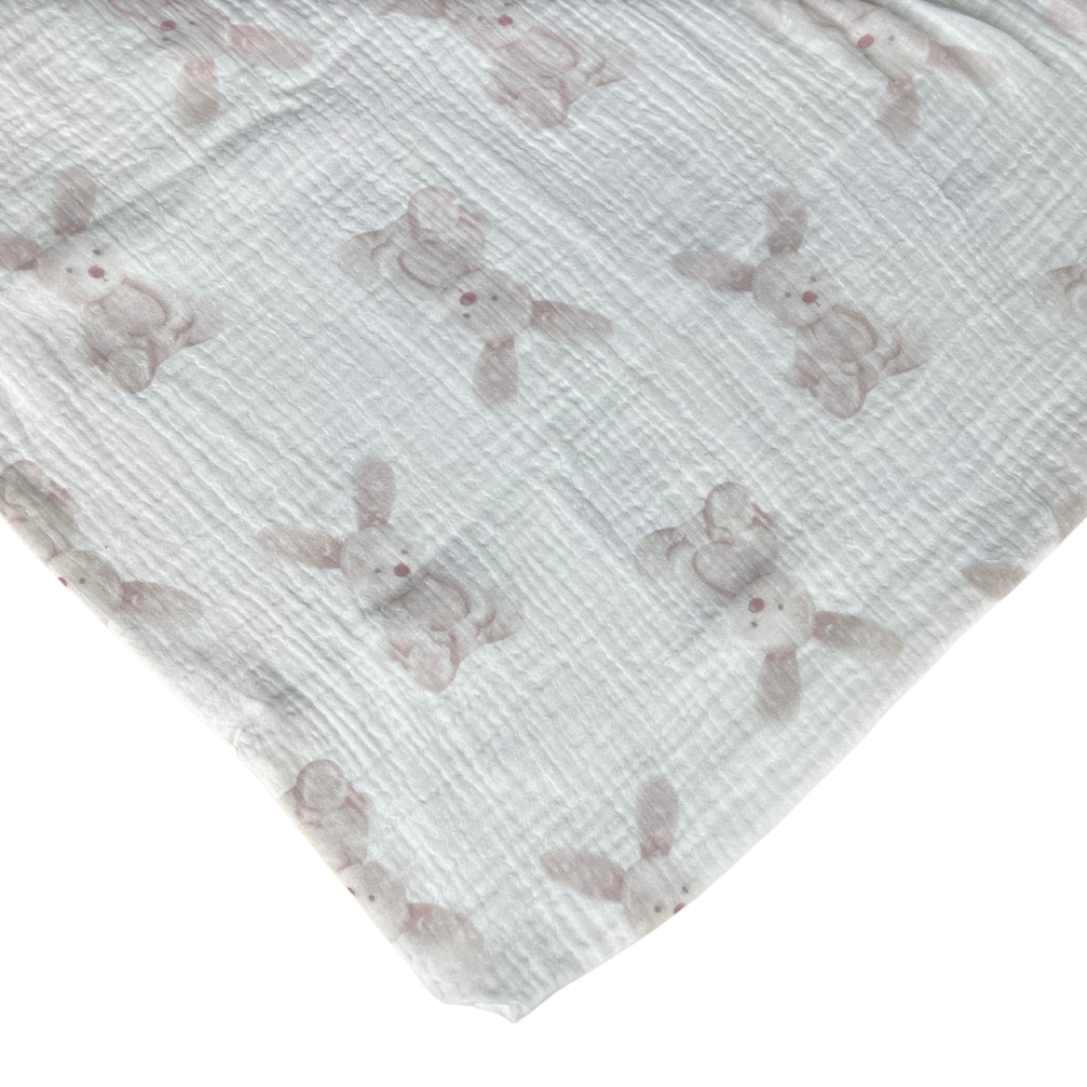 Musliininen pussilakanasetti „Sweet Bunny Rest“. Puuvilla pussilakanasetti, 140x200 cm, 160x200 cm. Vaalea ja lämmin vuodevaatesetti, jossa on pieniä, pehmeitä pupuja, luoden kodikkaan ilmapiirin.