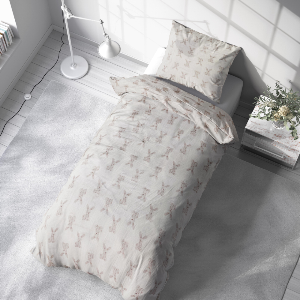 Musliininen pussilakanasetti „Sweet Bunny Rest“. Puuvilla pussilakanasetti, 140x200 cm, 160x200 cm. Vaalea, pehmeä ja mukava vuodevaatesetti hiekanvärisellä pupun kuvioinnilla, luoden rauhan ja lämmön tunnelman.