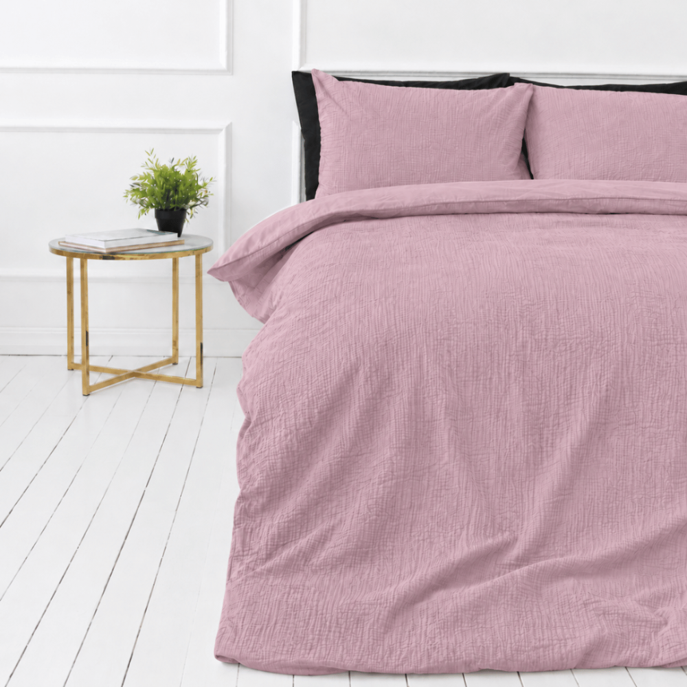 Musliini pussilakanasetti „Rose muslin“. Vuodevaatteet, 140x200 cm, 150x210 cm, 160x200 cm. Yksivärinen hennon vaaleanpunainen vuodevaatesetti, jossa on hienovarainen pintatekstuuri. Musliini pussilakanasetti „Rose muslin“. Vuodevaatteet, 140x200 cm, 150x210 cm, 160x200 cm. Yksivärinen hennon vaaleanpunainen vuodevaatesetti, jossa on hienovarainen pintatekstuuri.