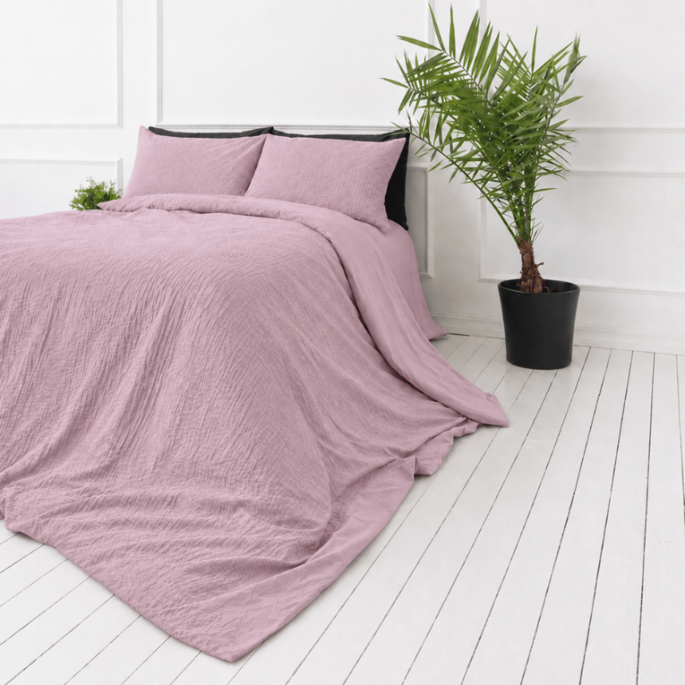 Musliini pussilakanasetti „Rose muslin“. Vuodevaatteet, 140x200 cm, 150x210 cm, 160x200 cm. Murretun roosan sävyinen pussilakanasetti, jossa on luonnollisen näköisiä ryppyjä. Musliini pussilakanasetti „Rose muslin“. Vuodevaatteet, 140x200 cm, 150x210 cm, 160x200 cm. Murretun roosan sävyinen pussilakanasetti, jossa on luonnollisen näköisiä ryppyjä.