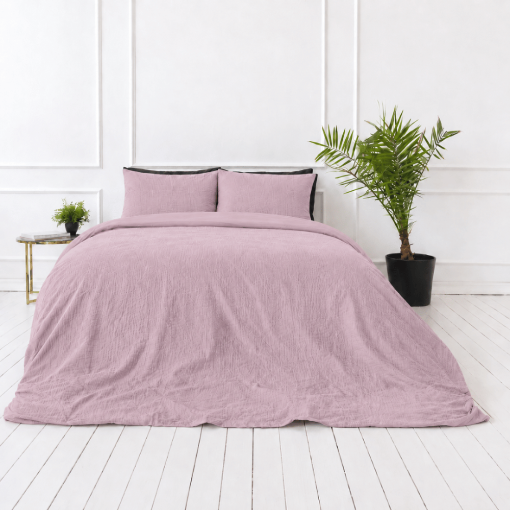 Musliini pussilakanasetti „Rose muslin“. Vuodevaatteet, 140x200 cm, 150x210 cm, 160x200 cm. Vaaleanpunaiset tyynyliinat ja pussilakana, joissa on samanlainen ryppyinen tekstuuri. Musliini pussilakanasetti „Rose muslin“. Vuodevaatteet, 140x200 cm, 150x210 cm, 160x200 cm. Vaaleanpunaiset tyynyliinat ja pussilakana, joissa on samanlainen ryppyinen tekstuuri.