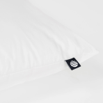 Tyyny „Familon Original Pillow“. Klassinen valkoinen tyyny sileällä kankaalla ja puhtaalla designilla familon