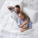 Tyyny „Familon Original Pillow“. Sileäpintainen valkoinen tyyny hillityllä designilla familon