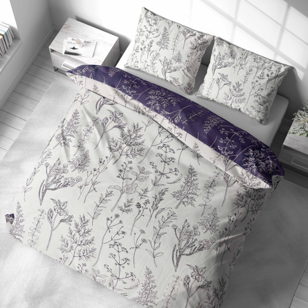 Pussilakanasetti „Alkali“. Pussilakanasetti 140x200, 140x200 cm, 200x200 cm, 200x220 cm. Design‑botaaninen kuvio lineaarisilla kukkapiirroksilla intensiivisessä violetissä.