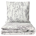 Pussilakanasetti „Alkali“. Kuvioitu pussilakanasetti, 140x200 cm, 200x200 cm, 200x220 cm. Valkoinen vuodevaatesetti, jossa on hienot tummanvioletit kasvikontuurit.