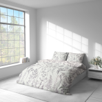 Pussilakanasetti „Alkali“. Kuvioitu pussilakanasetti, 140x200 cm, 200x200 cm, 200x220 cm. Vuodevaatekompletti tyylitellyillä kukka‑ ja kasviskisseillä tummanvioletilla taustalla.