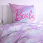 Pussilakanasetti „Barbie“. Lasten pussilakanasetti, 135x200 cm. Hennon vaaleanpunainen kuosi, jossa barbie, sateenkaaria ja tähtikuvioita. Pussilakanasetti „Barbie“. Lasten pussilakanasetti, 135x200 cm. Hennon vaaleanpunainen kuosi, jossa barbie, sateenkaaria ja tähtikuvioita.