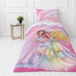 Pussilakanasetti „Barbie“. Puuvilla pussilakanasetti, 135x200 cm. Pastellinvaaleanpunainen kuosi, jossa barbie, sateenkaaria ja valkoisia pilviä. Pussilakanasetti „Barbie“. Puuvilla pussilakanasetti, 135x200 cm. Pastellinvaaleanpunainen kuosi, jossa barbie, sateenkaaria ja valkoisia pilviä.