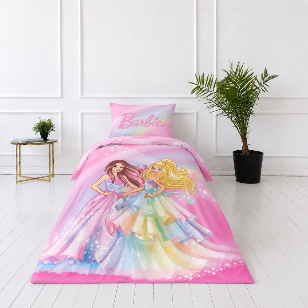 Pussilakanasetti „Barbie“. Puuvilla pussilakanasetti, 135x200 cm. Vaaleanpunainen pussilakanasetti, jossa kaksi tyttöä värikkäissä mekoissa. Pussilakanasetti „Barbie“. Puuvilla pussilakanasetti, 135x200 cm. Vaaleanpunainen pussilakanasetti, jossa kaksi tyttöä värikkäissä mekoissa.