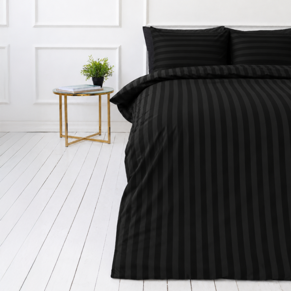 Pussilakanasetti „Black Stripes“. Musta pussilakanasetti, 140x200 cm, 150x210 cm, 160x200 cm, 180x200 cm, 200x200 cm, 200x220 cm. Klassinen musta pussilakanasetti raidoilla, joka tuo vuoteeseesi ajattoman ja hienostuneen estetiikan.