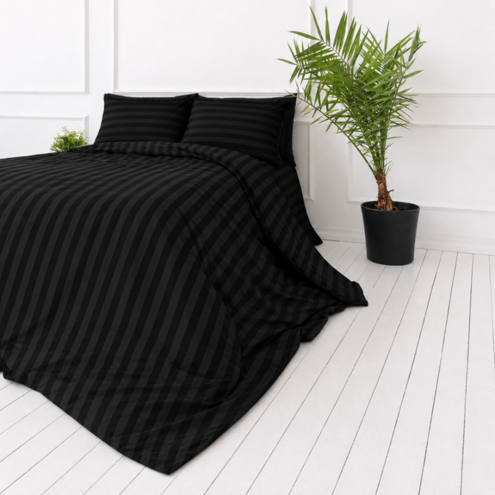 Pussilakanasetti „Black Stripes“. Musta pussilakanasetti, 140x200 cm, 150x210 cm, 160x200 cm, 180x200 cm, 200x200 cm, 200x220 cm. Ainutlaatuinen musta pussilakanasetti rohkeilla raitakuvioilla – täydellinen valinta nykyaikaiseen ja tyylikkääseen ilmeeseen.
