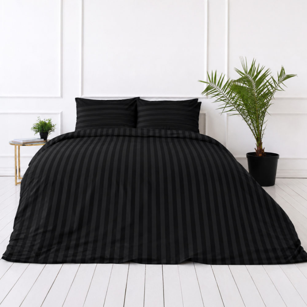 Pussilakanasetti „Black Stripes“. Musta pussilakanasetti, 140x200 cm, 150x210 cm, 160x200 cm, 180x200 cm, 200x200 cm, 200x220 cm. Elegantti musta pussilakanasetti hienovaraisilla raidoilla, joka tuo tilaasi modernin ylellisyyden ja mukavuuden tunteen.
