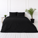 Pussilakanasetti „Black Stripes“. Musta pussilakanasetti, 140x200 cm, 150x210 cm, 160x200 cm, 180x200 cm, 200x200 cm, 200x220 cm. Elegantti musta pussilakanasetti hienovaraisilla raidoilla, joka tuo tilaasi modernin ylellisyyden ja mukavuuden tunteen.
