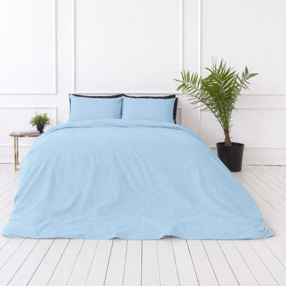 Pussilakanasetti „Blizzard“. Sininen pussilakanasetti, 140x200 cm, 200x200 cm, 200x220 cm, 240x220 cm. Tyylikäs vaaleansininen pussilakanasetti, joka nostaa makuuhuoneesi sisustuksen elegantisti uudelle tasolle.