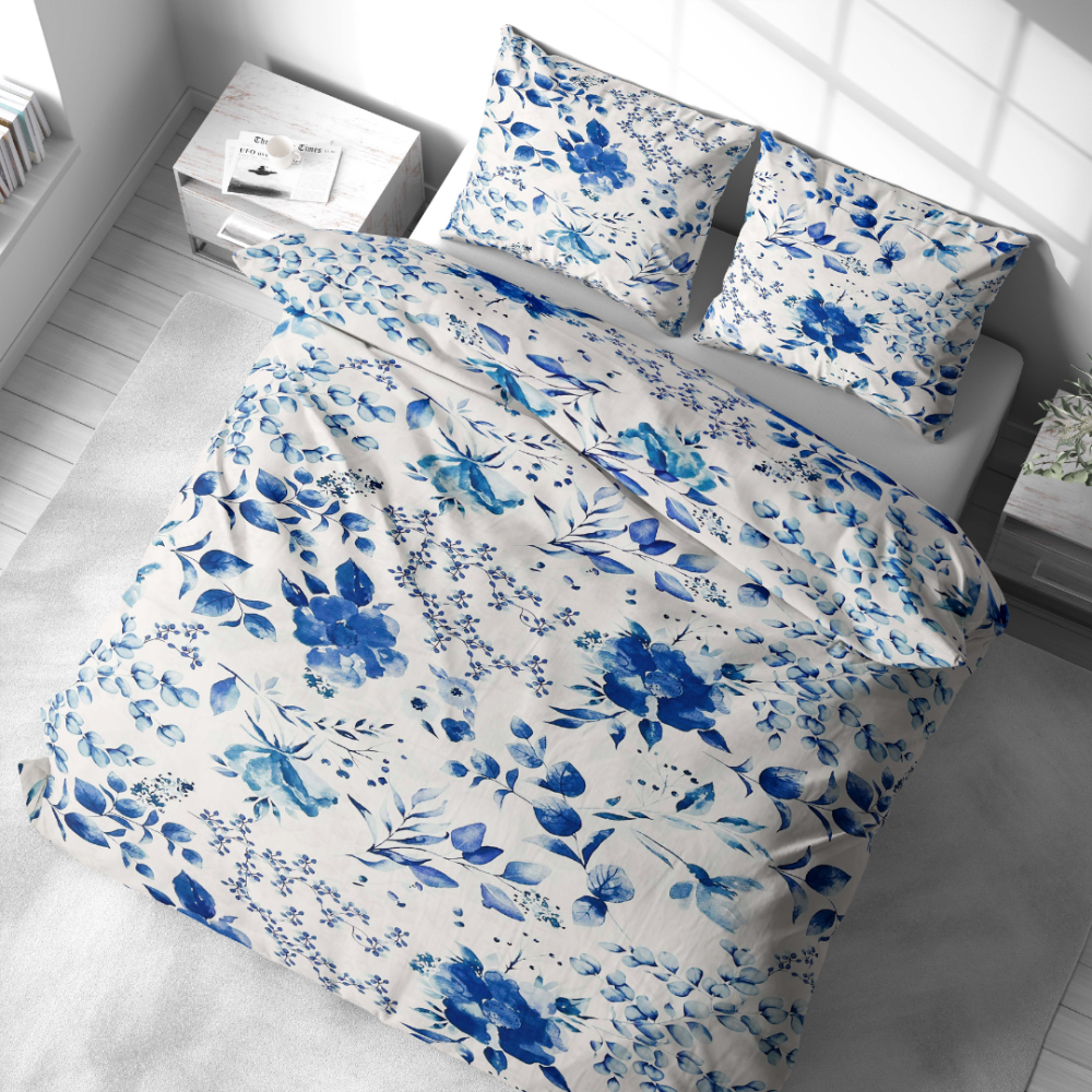 Pussilakanasetti „Blue Fields“. Puuvilla pussilakanasetti, 140x200 cm, 200x200 cm, 200x220 cm, 220x240 cm. Hienovarainen sinisen ja valkoisen yhdistelmä, jossa kukat ja lehdet luovat valoisan ja tyylikkään ilmapiirin.
