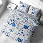 Pussilakanasetti „Blue Fields“. Puuvilla pussilakanasetti, 140x200 cm, 200x200 cm, 200x220 cm, 220x240 cm. Hienovarainen sinisen ja valkoisen yhdistelmä, jossa kukat ja lehdet luovat valoisan ja tyylikkään ilmapiirin.