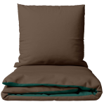 Pussilakanasetti „Brunette Juniper“. Vihreä pussilakanasetti, 140x200 cm, 150x210 cm, 160x200 cm, 180x200 cm, 200x200 cm, 200x220 cm, 230x220 cm. Tummanvihreä vuodevaatesetti ruskeilla tyynyillä.