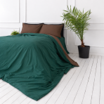 Pussilakanasetti „Brunette Juniper“. Vihreä pussilakanasetti, 140x200 cm, 150x210 cm, 160x200 cm, 180x200 cm, 200x200 cm, 200x220 cm, 230x220 cm. Luksusmainen tummanvihreä vuodevaatesetti ruskeilla yksityiskohdilla.