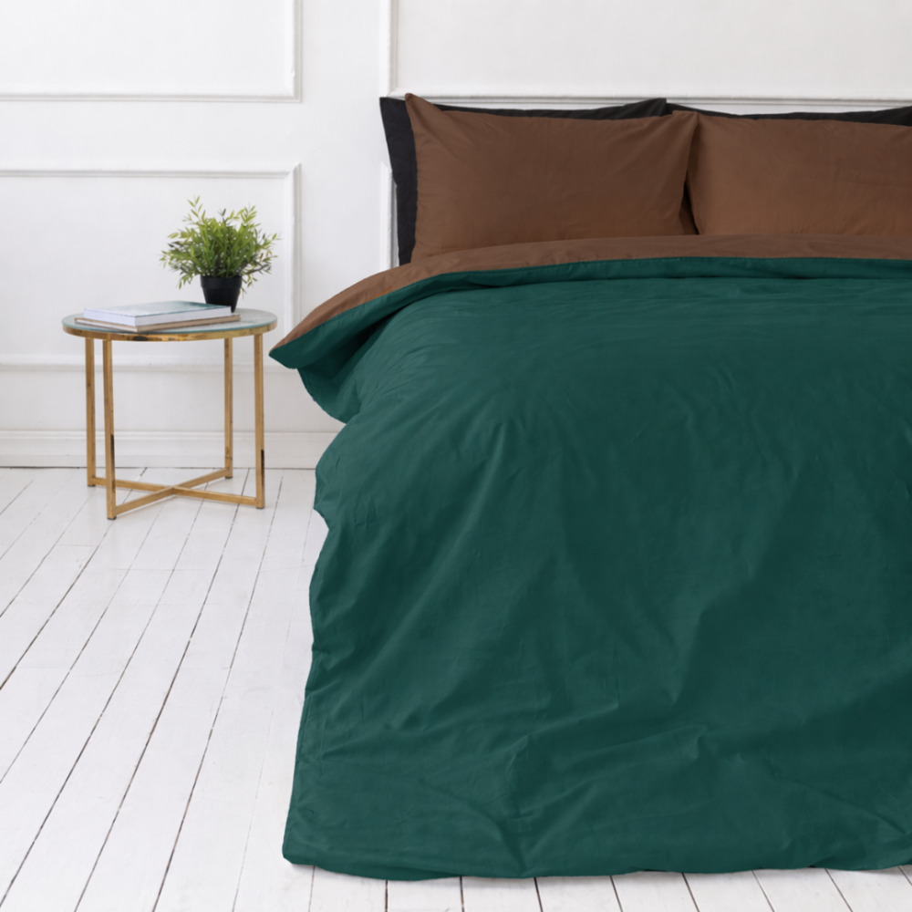 Pussilakanasetti „Brunette Juniper“. Vihreä pussilakanasetti, 140x200 cm, 150x210 cm, 160x200 cm, 180x200 cm, 200x200 cm, 200x220 cm, 230x220 cm. Syvänvihreä vuodevaatesetti suklaanruskeilla aksenteilla.