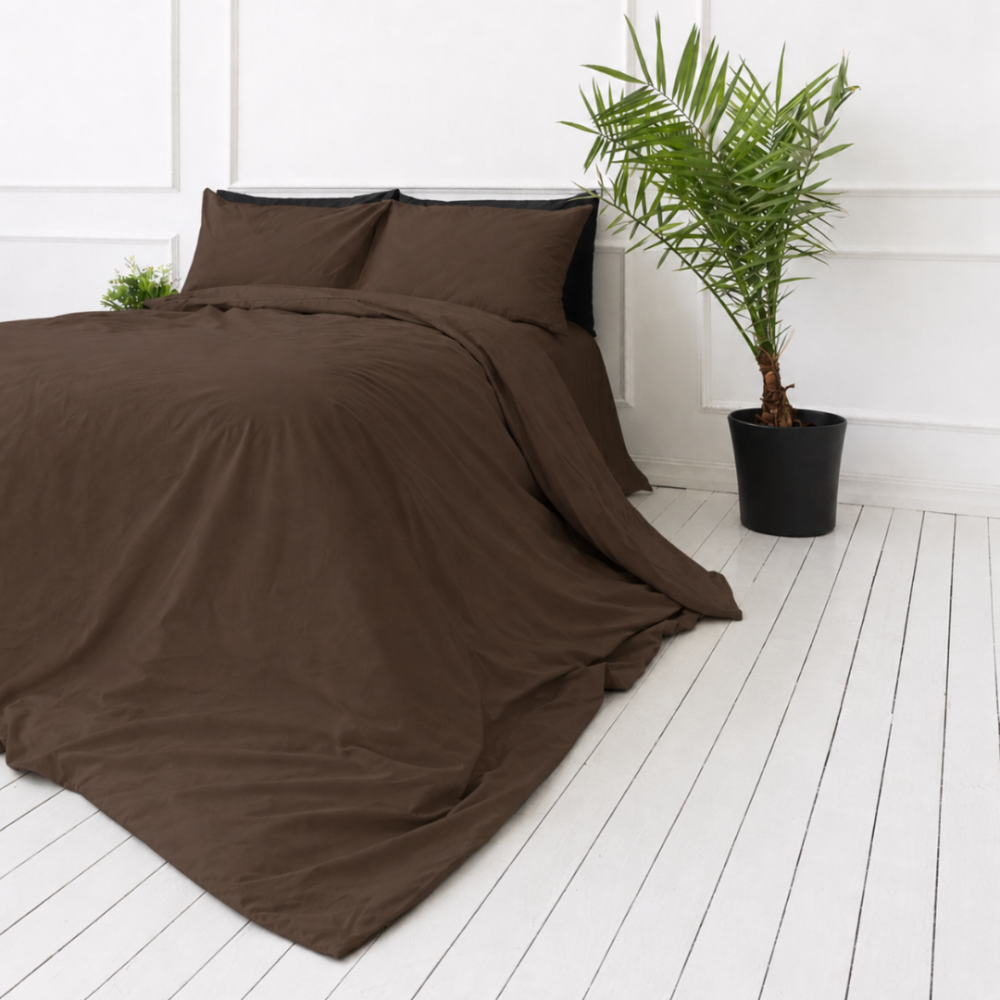 Pussilakanasetti „Brunette“. Yksivärinen pussilakana, 140x200 cm, 150x210 cm, 160x200 cm, 180x200 cm, 200x200 cm, 200x220 cm, 240x220 cm. Klassinen ruskea pussilakanasetti, joka sopii täydellisesti makuuhuoneen estetiikkaan. Pussilakanasetti „Brunette“. Yksivärinen pussilakana, 140x200 cm, 150x210 cm, 160x200 cm, 180x200 cm, 200x200 cm, 200x220 cm, 240x220 cm. Klassinen ruskea pussilakanasetti, joka sopii täydellisesti makuuhuoneen estetiikkaan.