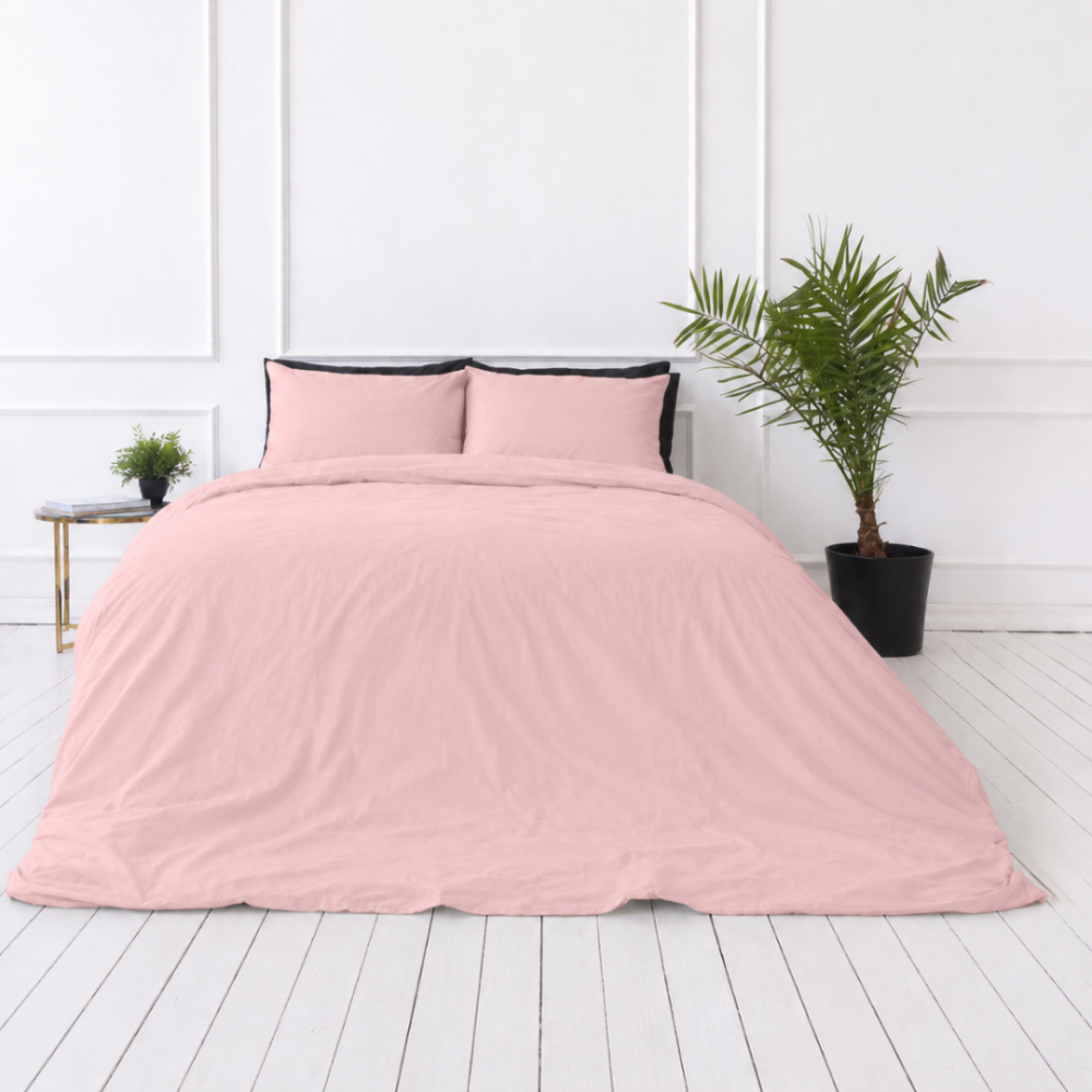 Pussilakanasetti „Crystal pink“. Vaaleanpunainen pussilakanasetti, 140x200 cm, 200x200 cm, 200x220 cm. Elegantti vaaleanpunainen pussilakanasetti tuo makuuhuoneeseen naisellista tunnelmaa.