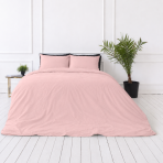 Pussilakanasetti „Crystal pink“. Vaaleanpunainen pussilakanasetti, 140x200 cm, 200x200 cm, 200x220 cm. Elegantti vaaleanpunainen pussilakanasetti tuo makuuhuoneeseen naisellista tunnelmaa.