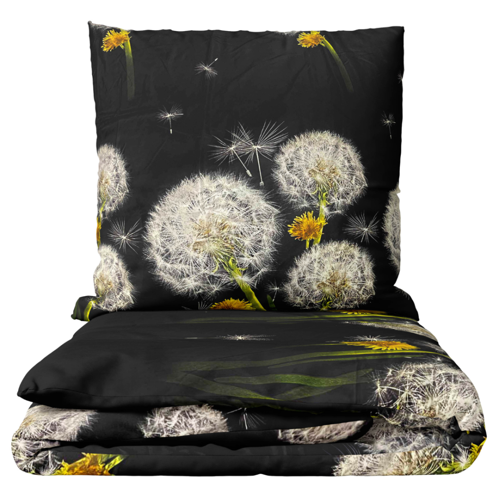Pussilakanasetti „Dandelion Night“. Pussilakanasetti 140x200, 140x200 cm, 200x200 cm, 200x220 cm. Vuodevaatesetti, jossa on voikukkien ja keltaisten kukkien kuvio mustalla taustalla.