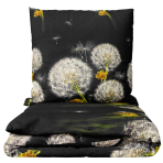 Pussilakanasetti „Dandelion Night“. Pussilakanasetti 140x200, 140x200 cm, 200x200 cm, 200x220 cm. Vuodevaatesetti, jossa on voikukkien ja keltaisten kukkien kuvio mustalla taustalla.