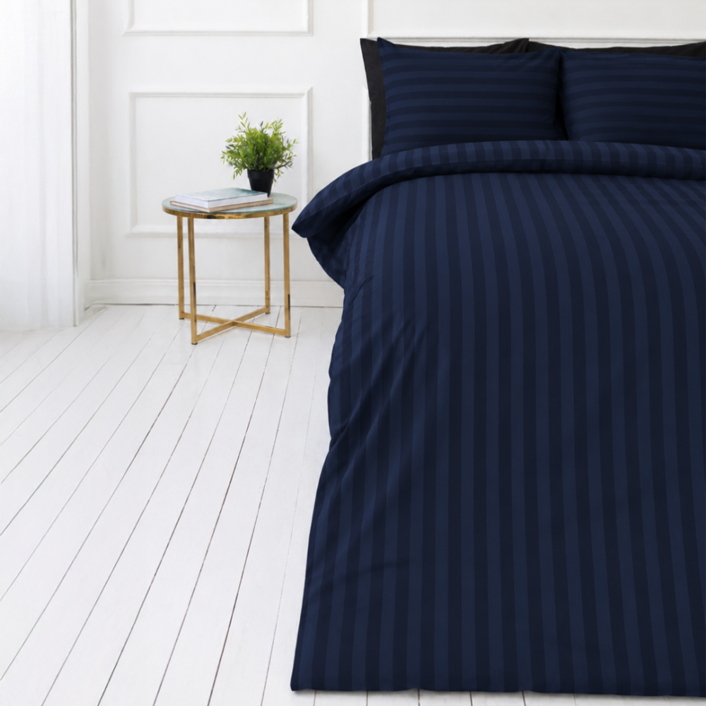 Pussilakanasetti „Dark Blue Stripes“. Sininen pussilakanasetti, 140x200 cm, 160x200 cm, 200x200 cm, 200x220 cm. Luxurious dark blue bedding set with a subtle stripe pattern for a modern and stylish look.