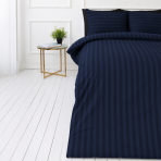 Pussilakanasetti „Dark Blue Stripes“. Sininen pussilakanasetti, 140x200 cm, 160x200 cm, 200x200 cm, 200x220 cm. Luxurious dark blue bedding set with a subtle stripe pattern for a modern and stylish look.