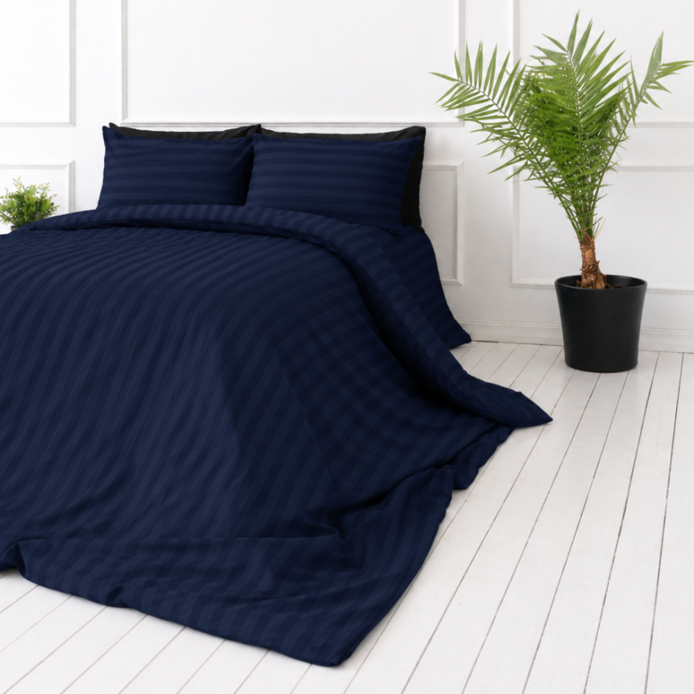 Pussilakanasetti „Dark Blue Stripes“. Sininen pussilakanasetti, 140x200 cm, 160x200 cm, 200x200 cm, 200x220 cm. Enhance your bedroom with this dark blue bedding set, adorned with an elegant stripe pattern.