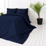 Pussilakanasetti „Dark Blue Stripes“. Sininen pussilakanasetti, 140x200 cm, 160x200 cm, 200x200 cm, 200x220 cm. Enhance your bedroom with this dark blue bedding set, adorned with an elegant stripe pattern.
