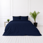 Pussilakanasetti „Dark Blue Stripes“. Sininen pussilakanasetti, 140x200 cm, 160x200 cm, 200x200 cm, 200x220 cm. Elegant and stylish dark blue bedding set with a classic stripe pattern, perfect for creating a refined bedroom atmosphere.