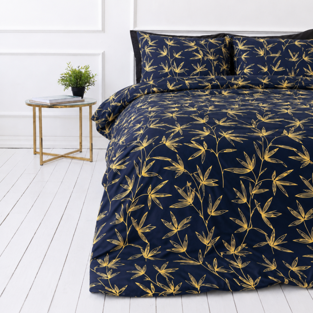 Pussilakanasetti „Dawn Botanical“. Pussilakanasetti Kasveilla, 140x200 cm, 150x210 cm, 160x200 cm, 180x200 cm, 200x200 cm, 200x220 cm, 240x220 cm. Elegantti tummansininen pussilakanasetti, jossa on hienostuneita keltaisten oksien kuvioita – täydellinen valinta tyylikkääseen ja rauhalliseen makuuhuoneeseen.