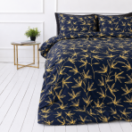 Pussilakanasetti „Dawn Botanical“. Pussilakanasetti Kasveilla, 140x200 cm, 150x210 cm, 160x200 cm, 180x200 cm, 200x200 cm, 200x220 cm, 240x220 cm. Elegantti tummansininen pussilakanasetti, jossa on hienostuneita keltaisten oksien kuvioita – täydellinen valinta tyylikkääseen ja rauhalliseen makuuhuoneeseen.