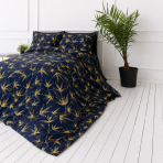 Pussilakanasetti „Dawn Botanical“. Pussilakanasetti Kasveilla, 140x200 cm, 150x210 cm, 160x200 cm, 180x200 cm, 200x200 cm, 200x220 cm, 240x220 cm. Tummansininen pussilakanasetti, jota korostavat rohkeat keltaiset oksat – tuo makuuhuoneeseesi luonnon inspiroimaa eleganssia.