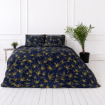 Pussilakanasetti „Dawn Botanical“. Pussilakanasetti Kasveilla, 140x200 cm, 150x210 cm, 160x200 cm, 180x200 cm, 200x200 cm, 200x220 cm, 240x220 cm. Adark blue bedding set highlighted by bold yellow branches, bringing a touch of nature-inspired elegance to your room.