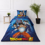 Pussilakanasetti „Dragon Ball Super“. Puuvilla pussilakanasetti, 135x200 cm. Kaksipuolinen sininen dragon ball super -design hahmokuvioilla sekä oransseilla, valkoisilla ja tummansinisillä symboleilla Pussilakanasetti „Dragon Ball Super“. Puuvilla pussilakanasetti, 135x200 cm. Kaksipuolinen sininen dragon ball super -design hahmokuvioilla sekä oransseilla, valkoisilla ja tummansinisillä symboleilla