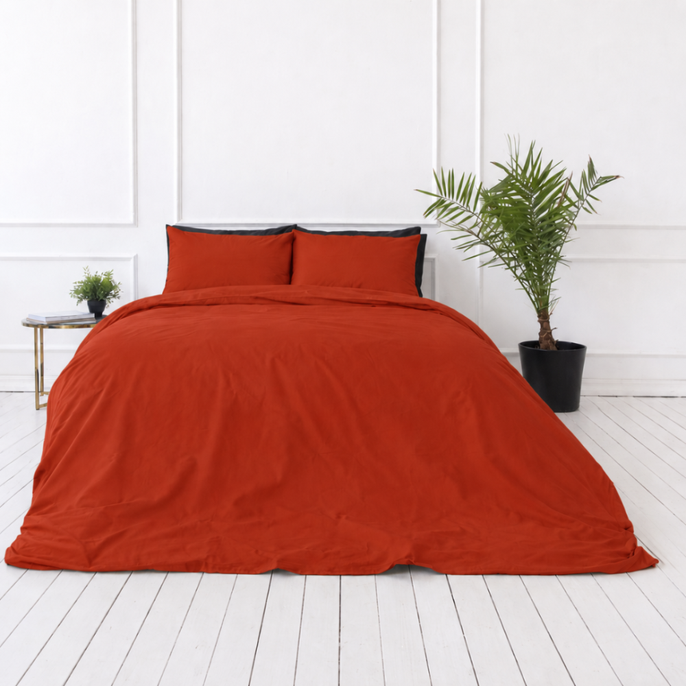 Pussilakanasetti „Dry Tomato“. Yksivärinen pussilakana, 140x200 cm, 150x210 cm, 160x200 cm, 180x200 cm, 200x200 cm, 200x220 cm, 240x220 cm. Näyttävä tiilenpunainen vuodevaatemalli tasaisella väripinnalla. Pussilakanasetti „Dry Tomato“. Yksivärinen pussilakana, 140x200 cm, 150x210 cm, 160x200 cm, 180x200 cm, 200x200 cm, 200x220 cm, 240x220 cm. Näyttävä tiilenpunainen vuodevaatemalli tasaisella väripinnalla.