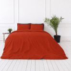 Pussilakanasetti „Dry Tomato“. Yksivärinen pussilakana, 140x200 cm, 150x210 cm, 160x200 cm, 180x200 cm, 200x200 cm, 200x220 cm, 240x220 cm. Näyttävä tiilenpunainen vuodevaatemalli tasaisella väripinnalla. Pussilakanasetti „Dry Tomato“. Yksivärinen pussilakana, 140x200 cm, 150x210 cm, 160x200 cm, 180x200 cm, 200x200 cm, 200x220 cm, 240x220 cm. Näyttävä tiilenpunainen vuodevaatemalli tasaisella väripinnalla.