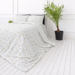 Pussilakanasetti „Enigma“. Kuvioitu pussilakanasetti, 100x140 cm, 140x200 cm, 150x210 cm, 160x200 cm, 180x200 cm, 200x200 cm, 200x220 cm, 230x220 cm. Minimalistinen valkoinen vuodevaatesetti hajallaan olevilla keltaisilla ja harmahtavilla luonnonkukilla.